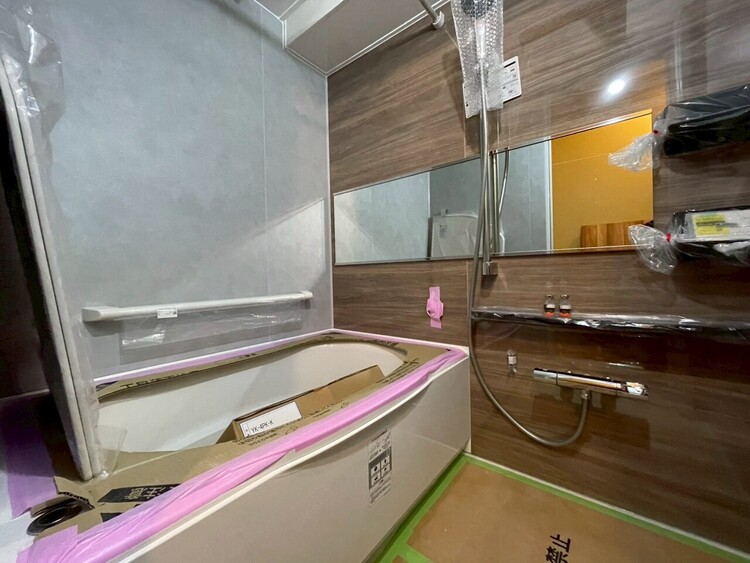 風呂 一日の疲れを癒すバスルームは、心地よいリラックスを叶える清潔感溢れる空間です。