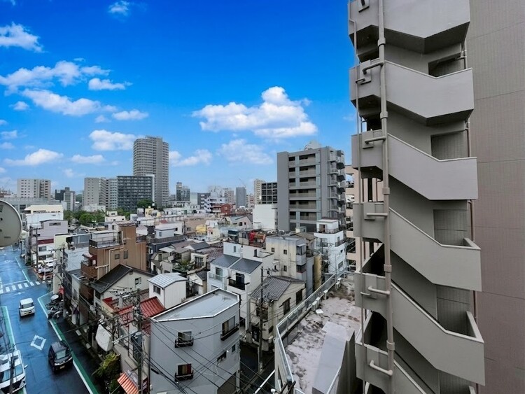 バルコニー 窓を開けると広がる青空。心をリフレッシュして日々を過ごしていきましょう。