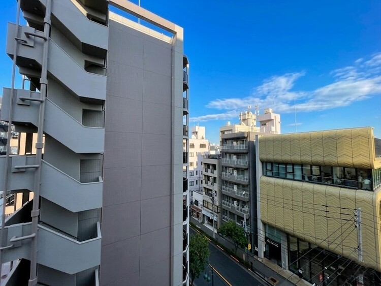 バルコニー 頬をなでる、優しい風を感じることが出来ます。