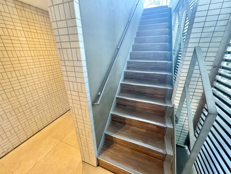 その他 共用部の階段です。明るく清潔に管理されています。