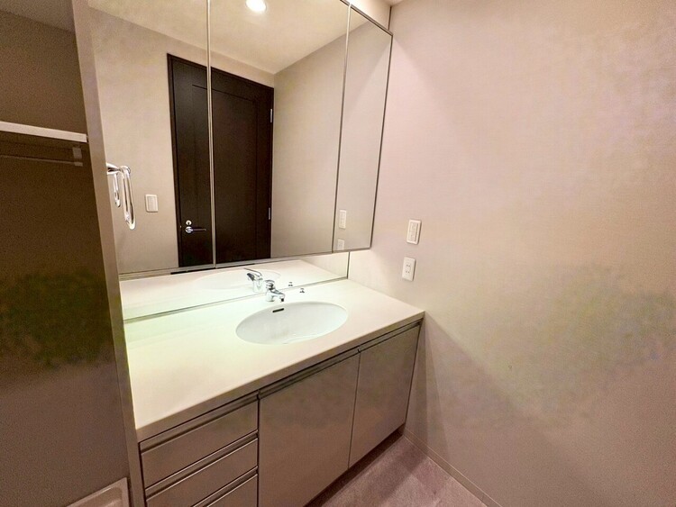 その他 清潔感を感じられる洗面化粧台。