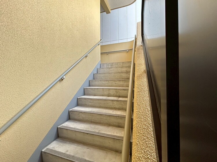 その他 共用部の階段です。明るく清潔に管理されています。