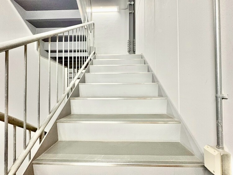 その他 共用部の階段です。明るく清潔に管理されています。