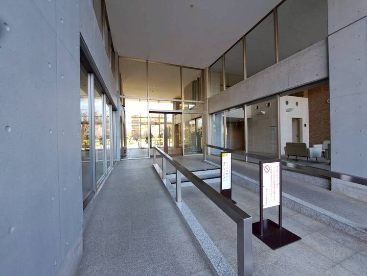 その他 共用部の階段です。明るく清潔に管理されています。