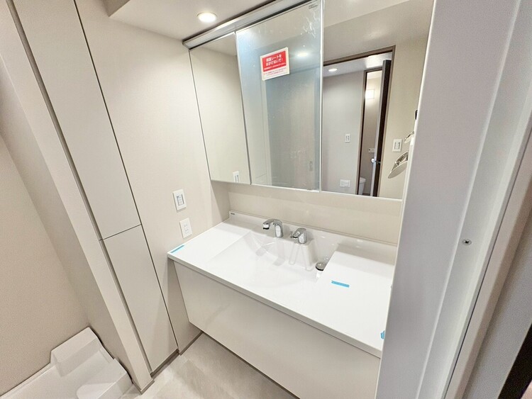 その他 清潔感を感じられる洗面化粧台。