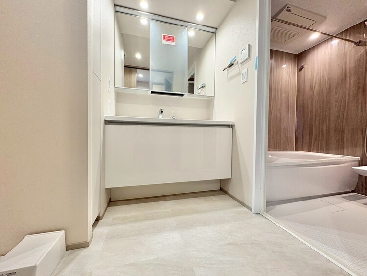 その他 十分な広さの脱衣所。