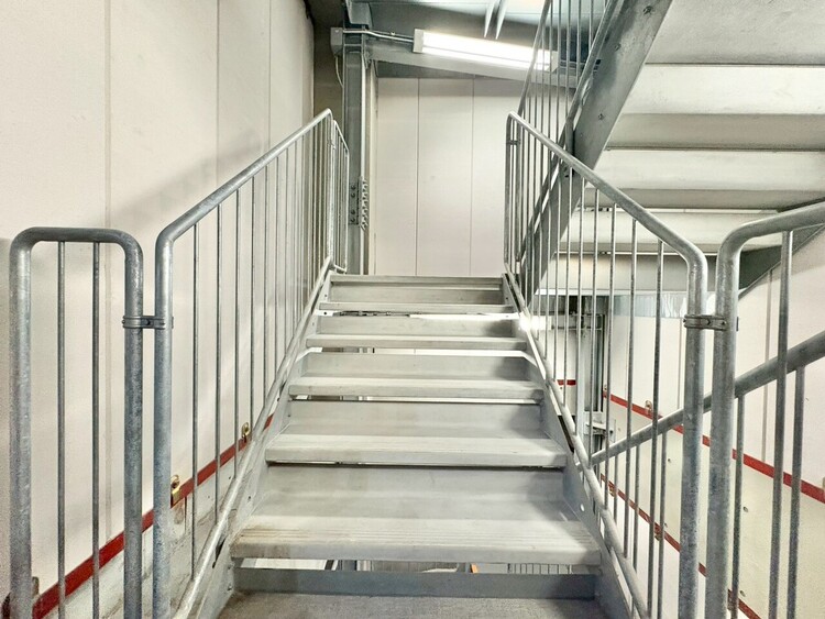 その他 共用部の階段です。明るく清潔に管理されています。