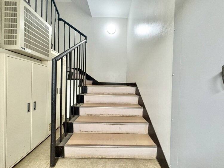 その他 共用部の階段です。明るく清潔に管理されています。
