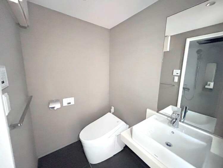 その他 清潔感を感じられる洗面化粧台。