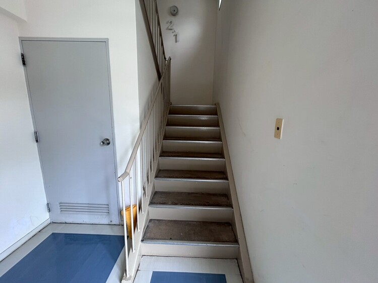 その他 共用部の階段です。明るく清潔に管理されています。