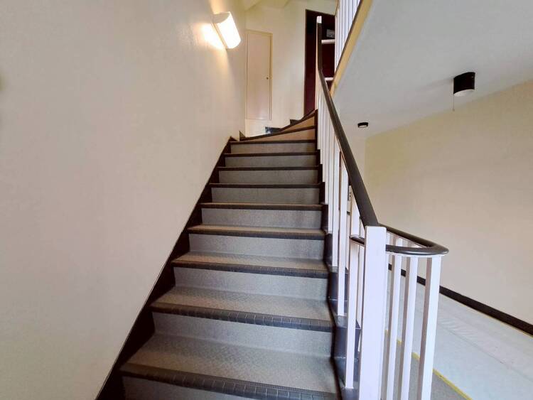 その他 共用部の階段です。明るく清潔に管理されています。