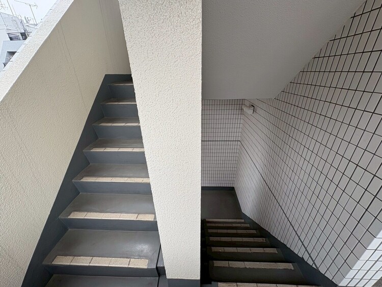 その他 共用部の階段です。明るく清潔に管理されています。