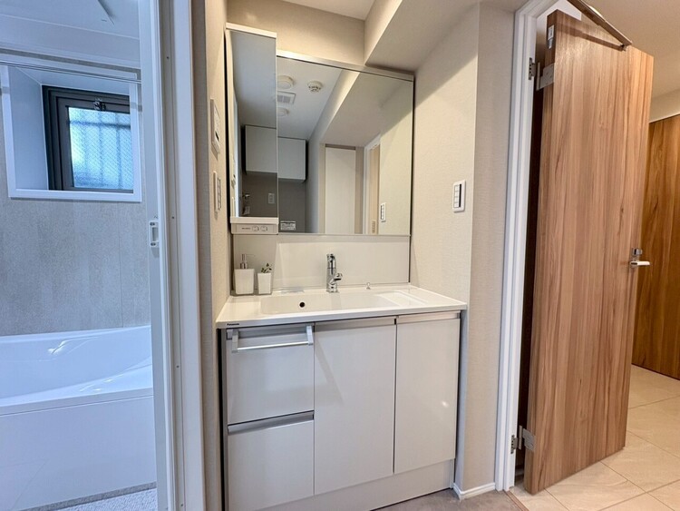 その他 清潔感を感じられる洗面化粧台。