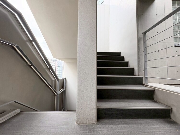 その他 共用部の階段です。明るく清潔に管理されています。