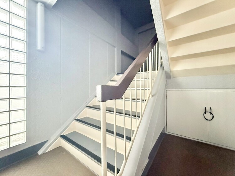 その他 共用部の階段です。明るく清潔に管理されています。