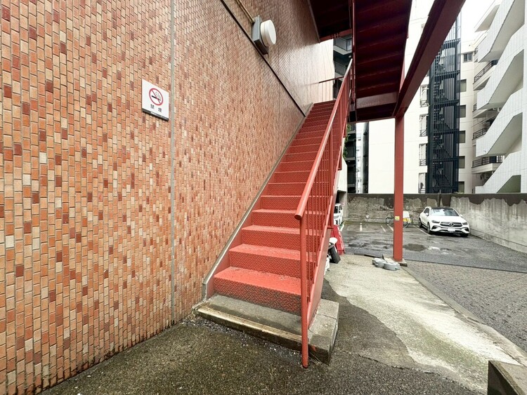 その他 共用部の階段です。明るく清潔に管理されています。