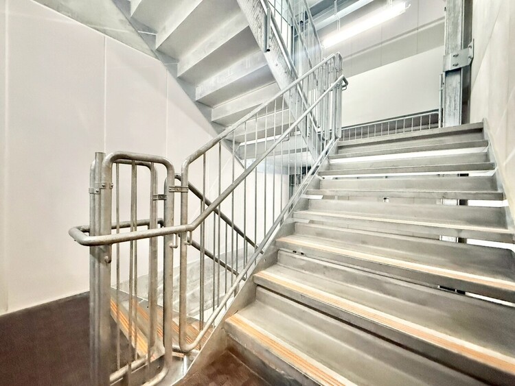 その他 共用部の階段です。明るく清潔に管理されています。