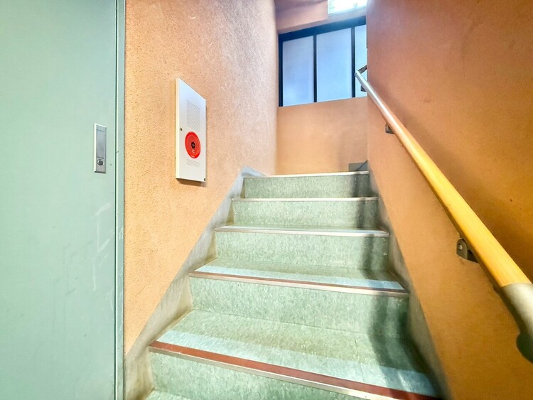 その他 共用部の階段です。明るく清潔に管理されています。