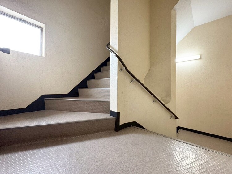 その他 共用部の階段です。明るく清潔に管理されています。