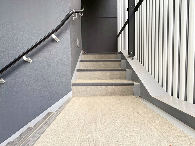 その他 共用部の階段です。明るく清潔に管理されています。