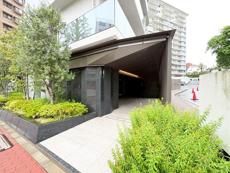 その他 上質感漂う玄関アプローチです。