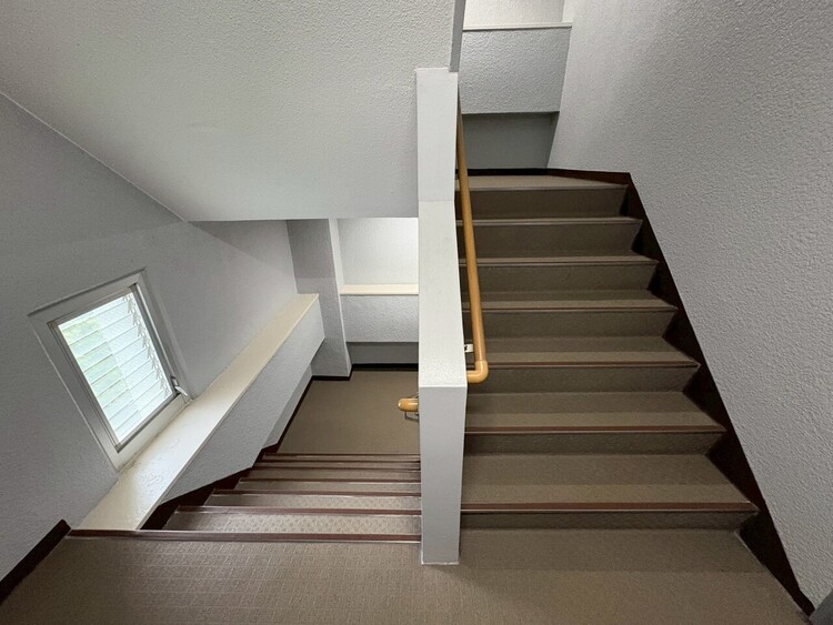 その他 共用部の階段です。明るく清潔に管理されています。