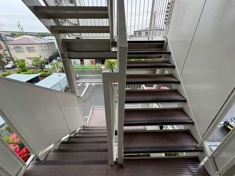 その他 共用部の階段です。明るく清潔に管理されています。