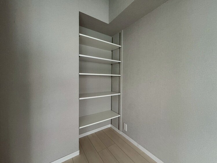 その他 収納スペースが付いていて、お部屋を広く使っていただけます。