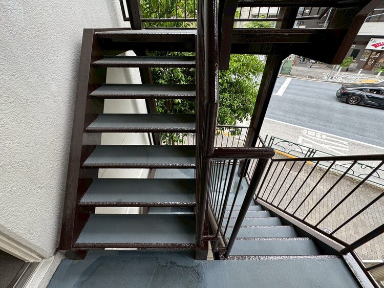 その他 共用部の階段です。明るく清潔に管理されています。