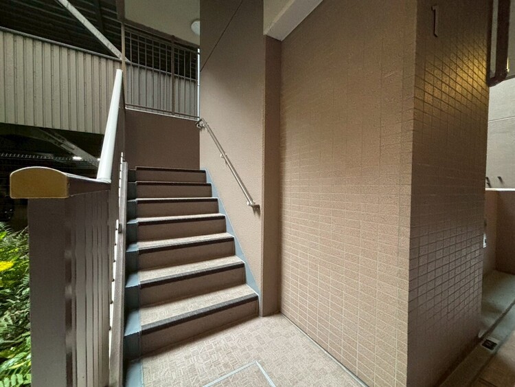 その他 共用部の階段です。明るく清潔に管理されています。