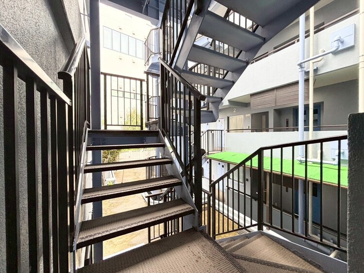 その他 共用部の階段です。明るく清潔に管理されています。