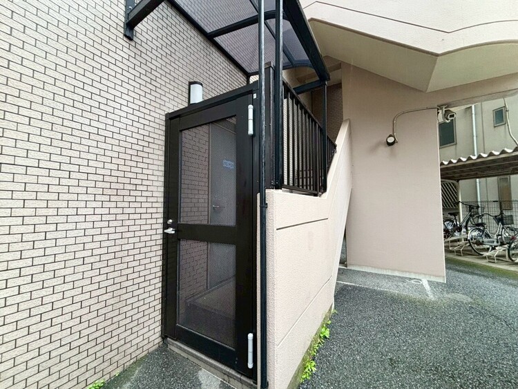 その他 共用部の階段です。明るく清潔に管理されています。