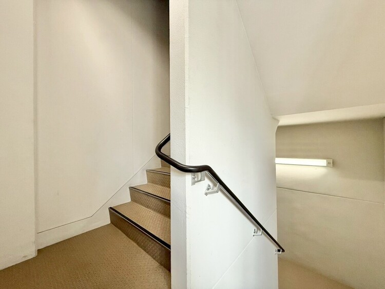 その他 共用部の階段です。明るく清潔に管理されています。