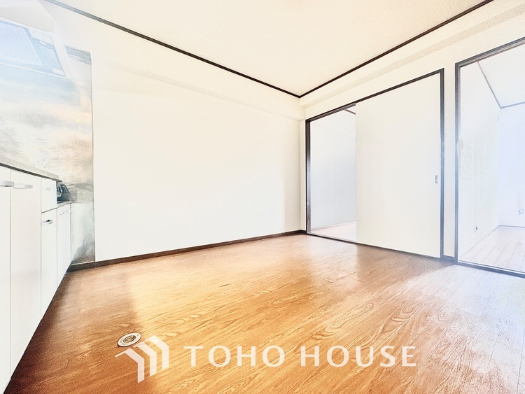 内装 【LIVING】◆扉を◆開くとこの景色。家族の”おかえり”の声が聞こえてきそう。