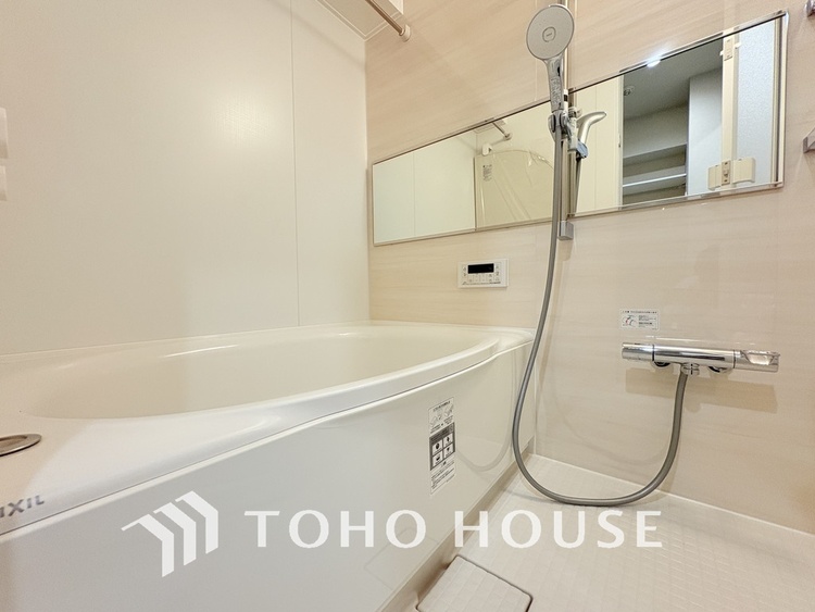 風呂 一日の疲れを癒すバスルームは、心地よいリラックスを叶える清潔感溢れる空間