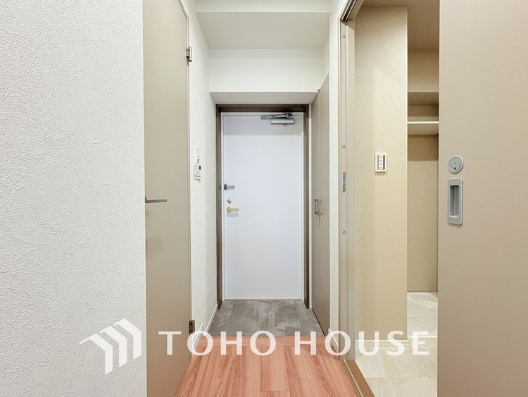 玄関 飾り過ぎないシンプルな内装の玄関