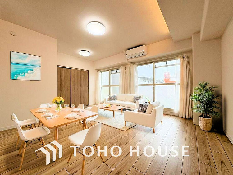 内装 広がりのある住空間、家族が集まるリビング・ダイニング(家具は全てCGです)