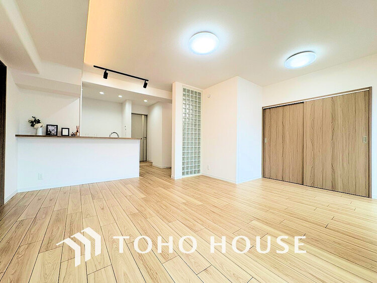 内装 上質な時間を育む暮らしのメインステージ。寛ぎとコミュニケーションを育む居心地のよい場所