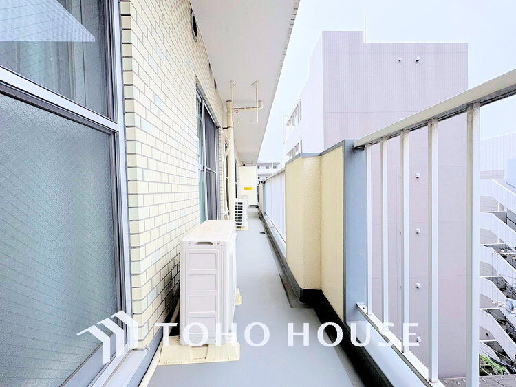 バルコニー 日当たりの良いバルコニーで晴れの日の洗濯物も楽しみになりますね