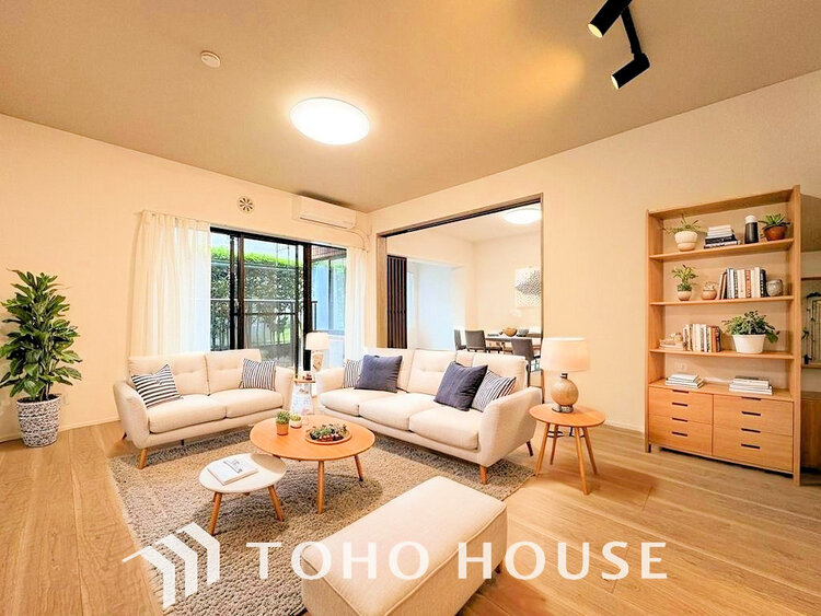 内装 明るいLDKは自然と家族が集まるコミュニケーションの場所に（家具はすべてCGです）