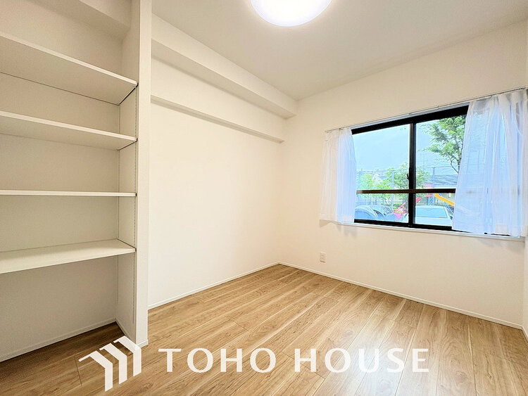 内装 採光もある洋室は、くつろぎのひと時を過ごすのにぴったり