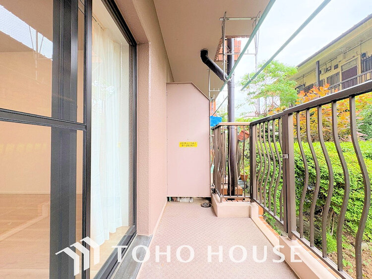 バルコニー 日当たりの良いバルコニーで晴れの日の洗濯物も楽しみになりますね