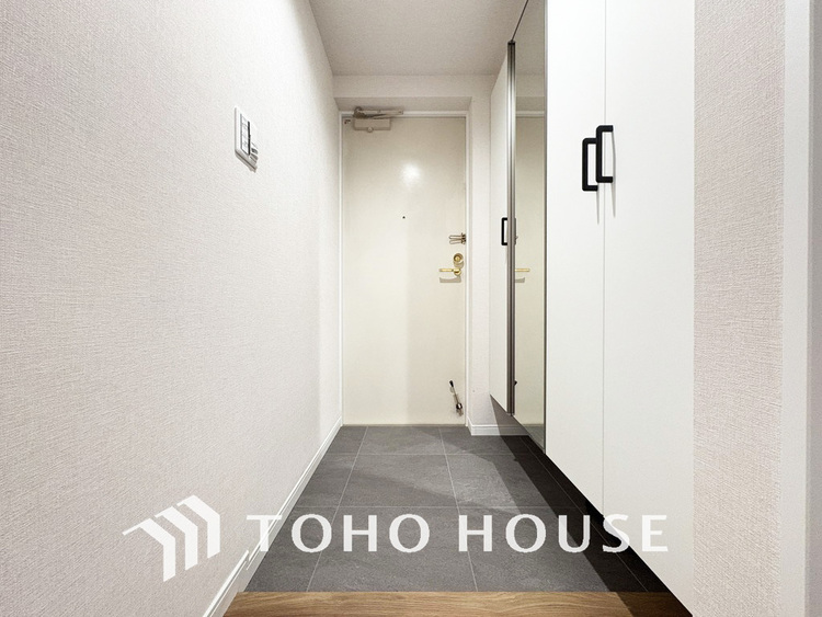 玄関 飾り過ぎないシンプルな内装の玄関