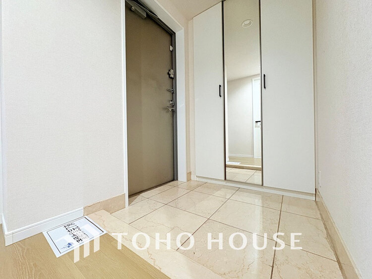 玄関 落ち着いた雰囲気の玄関、家族の帰りを暖かく迎えてくれます