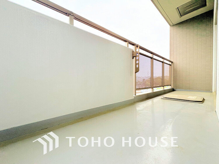 バルコニー 日当たりの良いバルコニーで晴れの日の洗濯物も楽しみになりますね