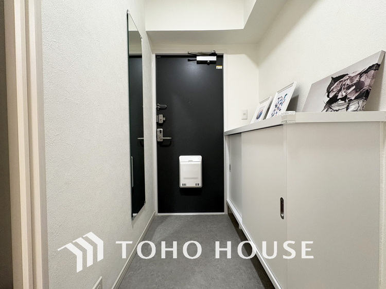 玄関 飾り過ぎないシンプルな内装の玄関