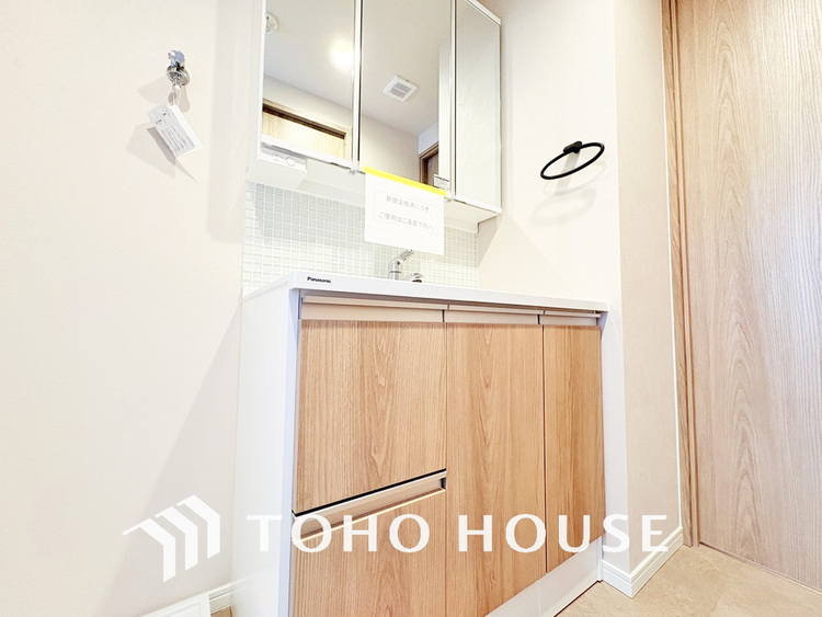 洗面 大きな三面鏡付きの洗面台です