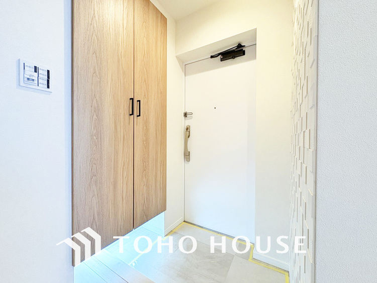 玄関 玄関にも充実の収納スペースがございます