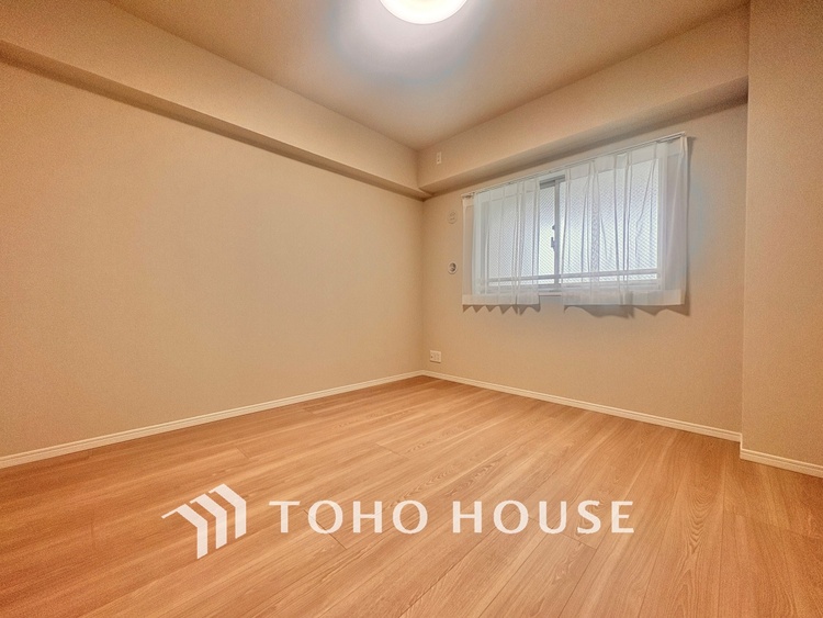 内装 使いやすく、明るい洋室に仕上がります。子供部屋や趣味のお部屋にご利用できます。ご自身で家具などを配置し、素敵な空間を創り上げられます。