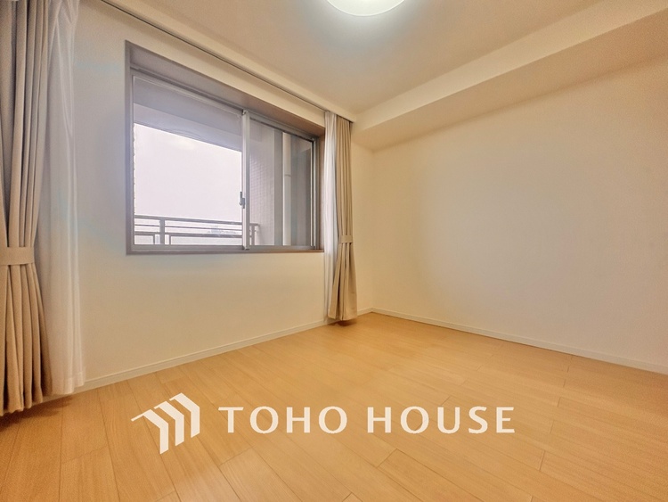 内装 使いやすく、明るい洋室に仕上がります。子供部屋や趣味のお部屋にご利用できます。ご自身で家具などを配置し、素敵な空間を創り上げられます。